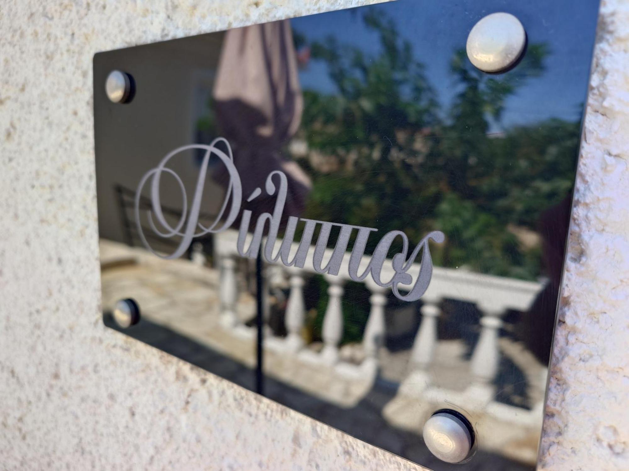 Elena Apartments Ithaca วาธี ภายนอก รูปภาพ