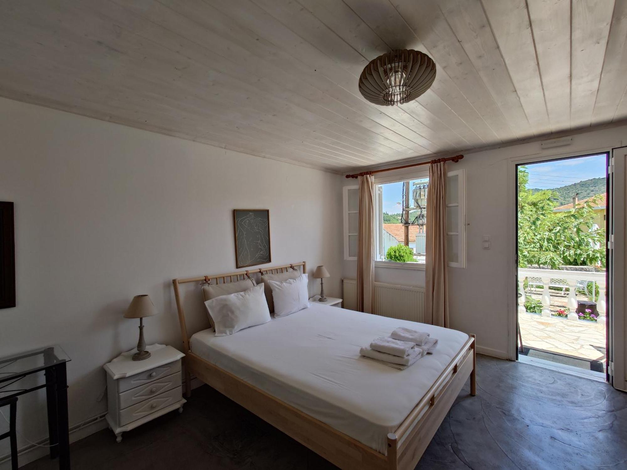 Elena Apartments Ithaca วาธี ภายนอก รูปภาพ