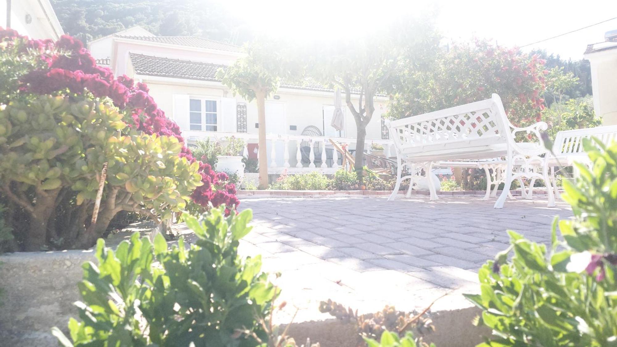 Elena Apartments Ithaca วาธี ภายนอก รูปภาพ